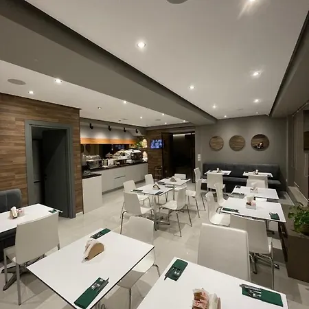 מלון Oresti Center 3*
