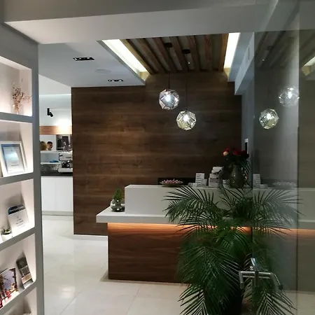 Oresti Center מלון 3*